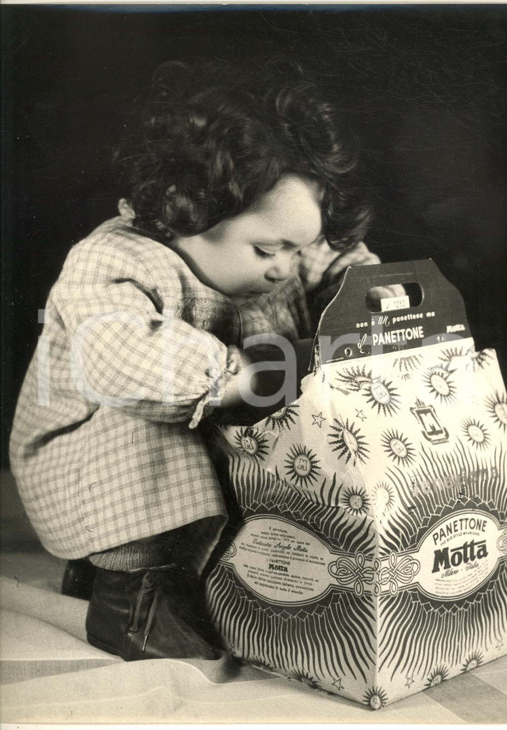 1950 ca ITALIA Panettone MOTTA - Campagna pubblicitaria con bambina *Foto (6) Fotografia originale d'epoca. CONDIZIONI:FAIR/discreto difetti di stampaFORMATO: 22x30 cm originale e autentica 1