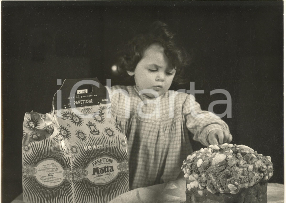 1950 ca ITALIA Panettone MOTTA - Campagna pubblicitaria con bambina *Foto (9) Fotografia originale d'epoca. CONDIZIONI:GOOD/buonoFORMATO: 30x22 cm originale e autentica 1