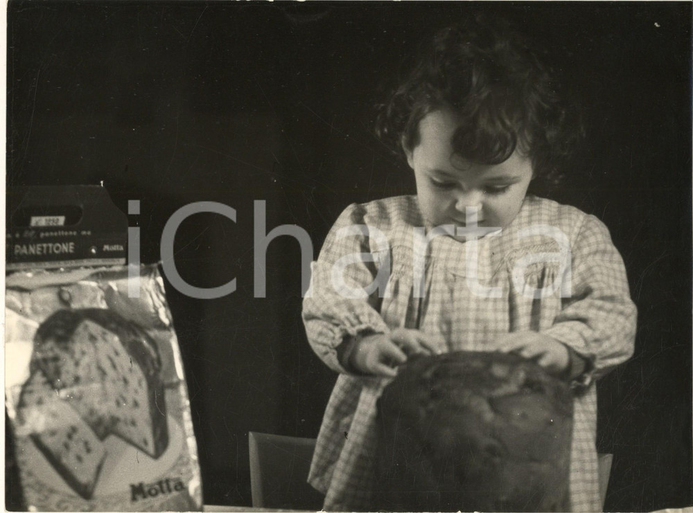 1950 ca ITALIA Panettone MOTTA - Campagna pubblicitaria con bambina *Foto (12) Fotografia originale d'epoca. CONDIZIONI:FAIR/discreto minime mancanze di pellicola ai margini; difetti di stampaFORMATO: 24x18 cm originale e autentica 1