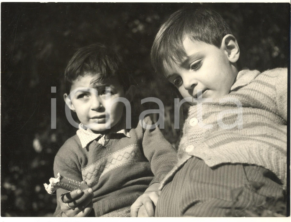 1950 ca ITALIA Caramelle LIFE SAVERS - Campagna pubblicitaria con bambini FOTO 3 Fotografia originale d'epoca. CONDIZIONI:GOOD/buonoFORMATO: 24x18 cm originale e autentica 1