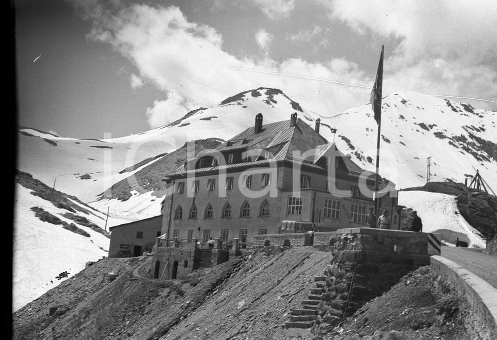 1938 STELVIO Albergo Passo dello Stelvio a luglio NEGATIVO ORIGINALE 2 Negativo originale d'epoca in bianco e nero su pellicola.Per i diritti rivolgersi a ICharta.ICharta mette in vendita, sul negozio eBay e in esclusiva sul sito "icharta" il proprio archivio composto da numerose diapositive e negativi fotografici d'epoca, tutti originali e autentici.Si tratta di uno sguardo inedito sull'attualità, la politica, la vita quotidiana, il gossip e la cultura, che fotografa il cambiamento della nazione (e non solo) tra il 1890 ed il 1990 circa. Un'occasione unica per il mercato del collezionismo, che vede finalmente disponibile un archivio eccezionale per vastità, tematiche e condizioni, in un settore (il negativo fotografico e la diapositiva) di assoluta novità e dalle interessanti prospettive di investimento. CONDIZIONI:FAIR/discretoFORMATO: cm 6 x 9 originale e autentica 1