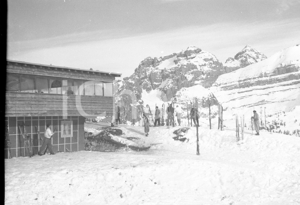 1940 MADONNA DI CAMPIGLIO Ristoro in quota sotto le Dolomiti NEGATIVO ORIGINALE Negativo originale d'epoca in bianco e nero su pellicola.Per i diritti rivolgersi a ICharta.ICharta mette in vendita, sul negozio eBay e in esclusiva sul sito "icharta" il proprio archivio composto da numerose diapositive e negativi fotografici d'epoca, tutti originali e autentici.Si tratta di uno sguardo inedito sull'attualità, la politica, la vita quotidiana, il gossip e la cultura, che fotografa il cambiamento della nazione (e non solo) tra il 1890 ed il 1990 circa. Un'occasione unica per il mercato del collezionismo, che vede finalmente disponibile un archivio eccezionale per vastità, tematiche e condizioni, in un settore (il negativo fotografico e la diapositiva) di assoluta novità e dalle interessanti prospettive di investimento. CONDIZIONI:FAIR/discretoFORMATO: cm 6 x 9 originale e autentica 1