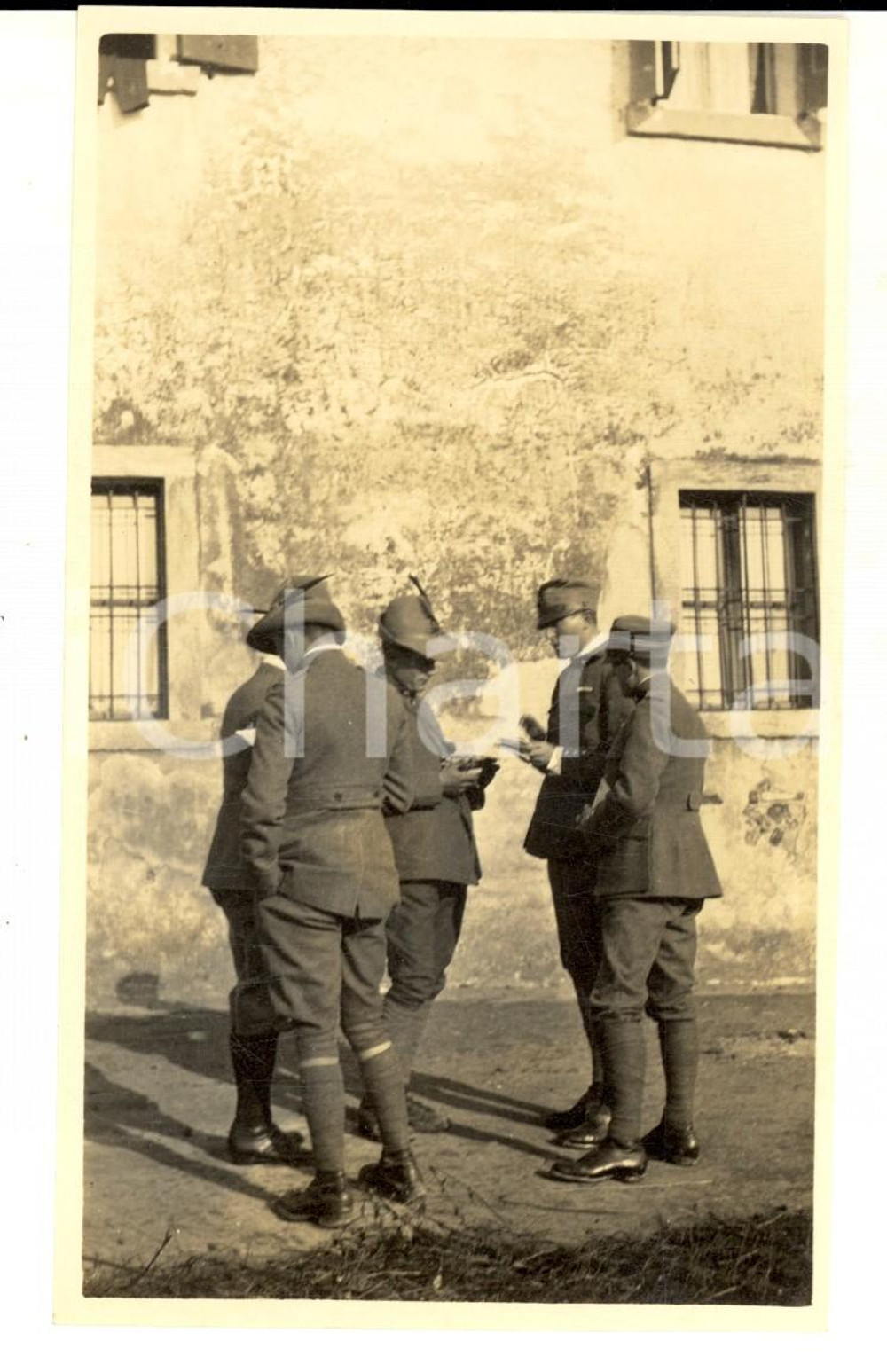 Fotografia d epoca originale 1918 WW1 ZONA DI GUERRA Gruppo di alpini sull aia di una cascina Foto 10x15 cm 1