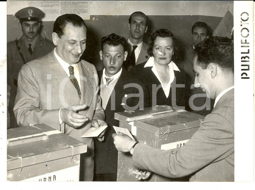 Fotografia d epoca originale 1953 NAPOLI ELEZIONI POLITCHE Leopoldo RUBINACCI alle urne Foto 18x13 1