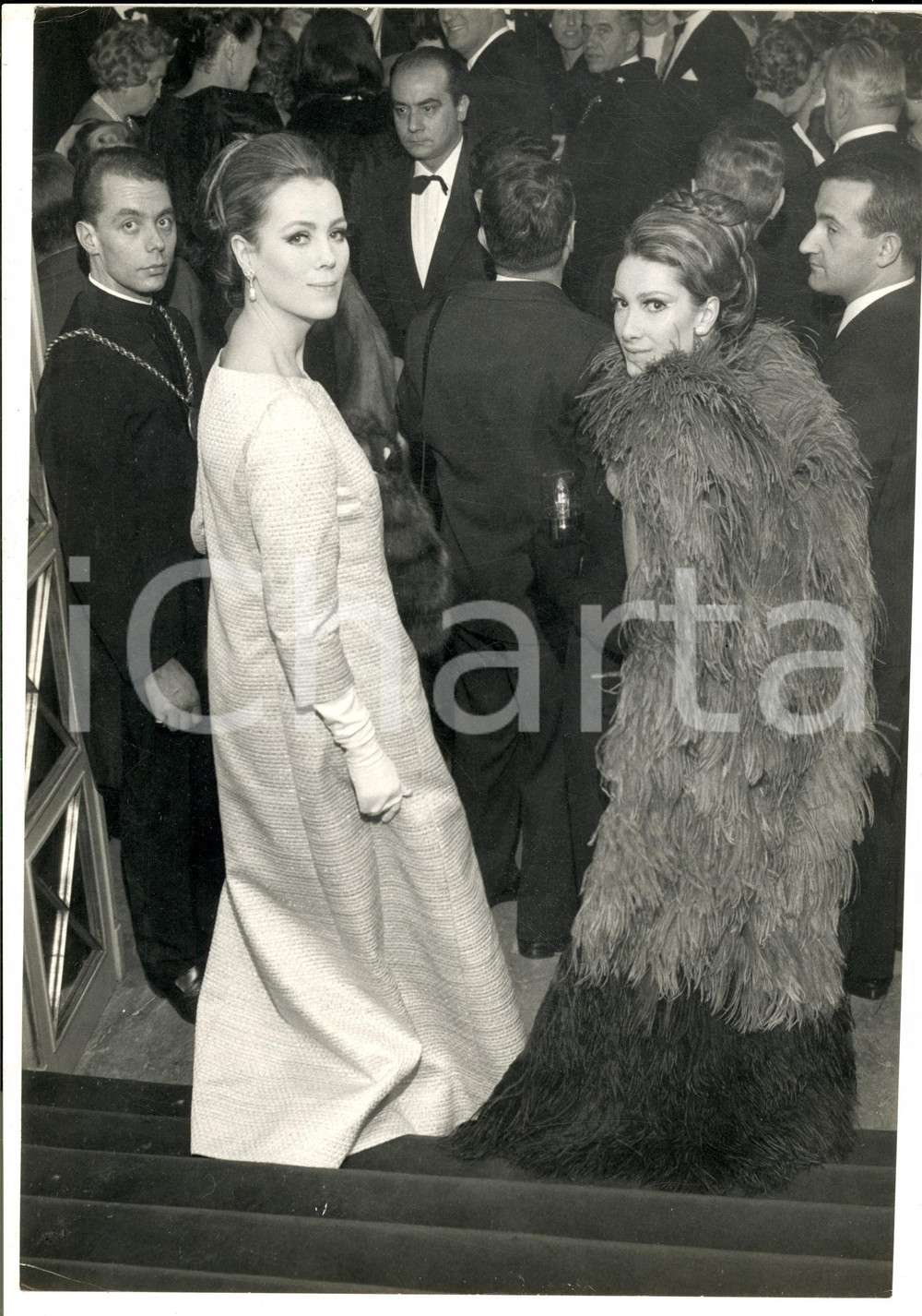 Fotografia d epoca originale 1965 MILANO TEATRO ALLA SCALA Marisa e Gemma ALEXANDER alla prima  Foto 1 1