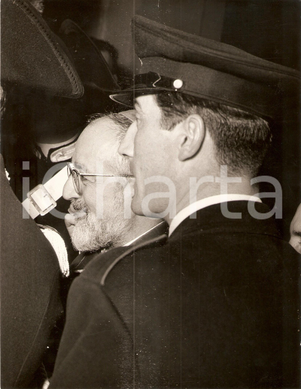 Fotografia d epoca originale 1955 ca ROMA Chiesa del Gesù  Krikor Bedros XV AGHAGIANIAN e carabinieri 1