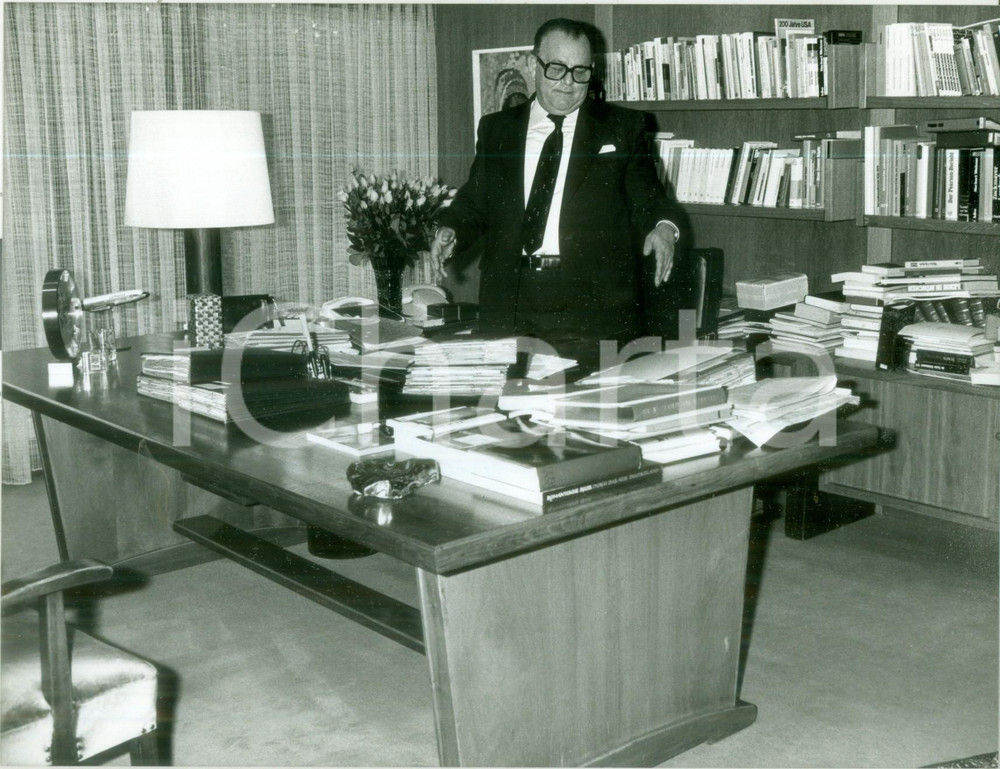 Fotografia d epoca originale 1979 BONN HansJürgen WISCHNEWSKI mostra la sua scrivania Foto 1