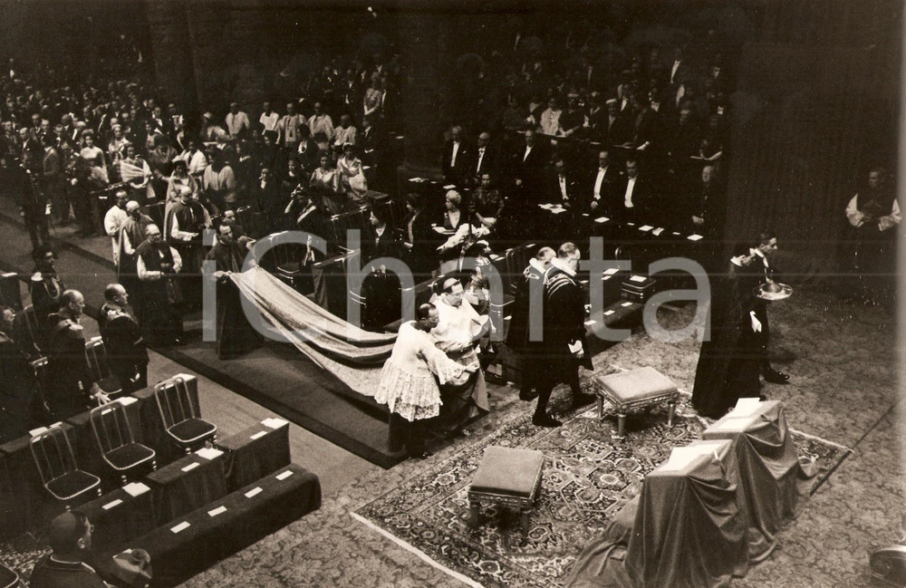 Fotografia d epoca originale 1960 BRUXELLES Nozze re BALDOVINO e Fabiola  Arrivo del cardinale celebrante 1