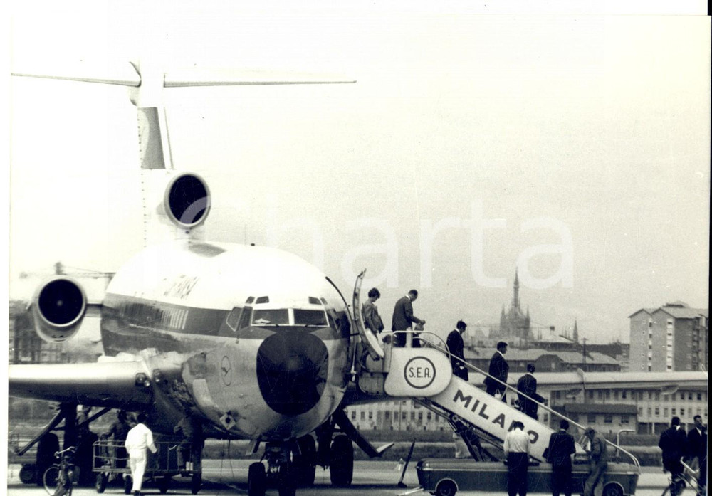 Fotografia d epoca originale 1967 MILANO LINATE Il Duomo sullo sfondo dell aeroporto Fotografia 18x13 1