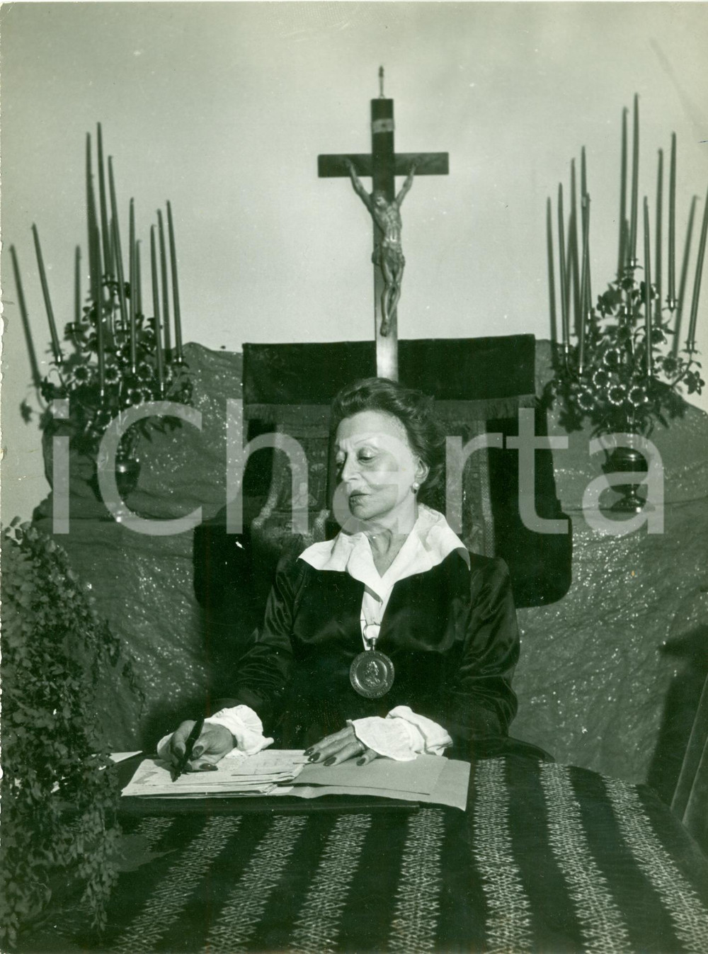 Fotografia d epoca originale 1946 PARIS Comédie Française Cécile SOREL Soeur Célimène avec ses mémoirs 1