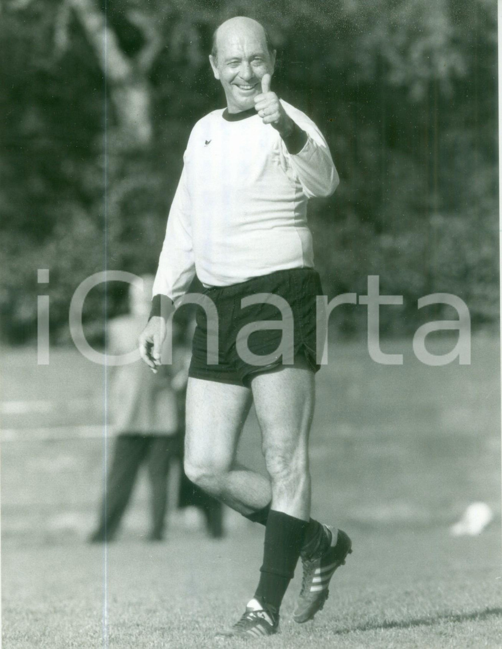 Fotografia d epoca originale 1988 BONN Manfred WORNER Segretario Generale NATO gioca a calcetto Foto 1