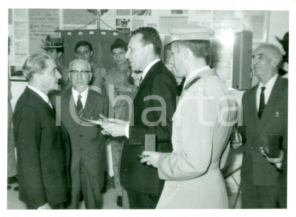Fotografia d epoca originale 1970 MILANO ORDINE VITTORIO VENETO Gino ROSSI riceve diploma Cavaliere 1