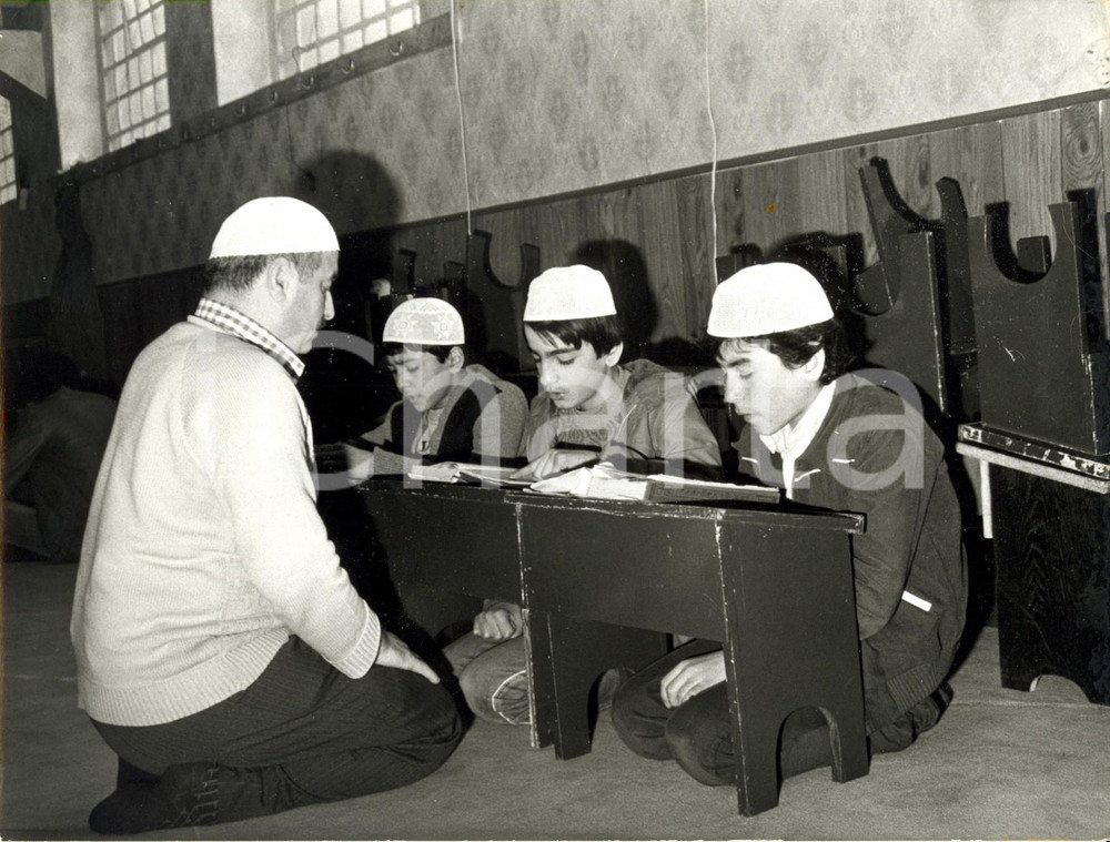 Fotografia d epoca originale 1981 KOLN Studenti turchi leggono il Corano  Scuola coranica 1