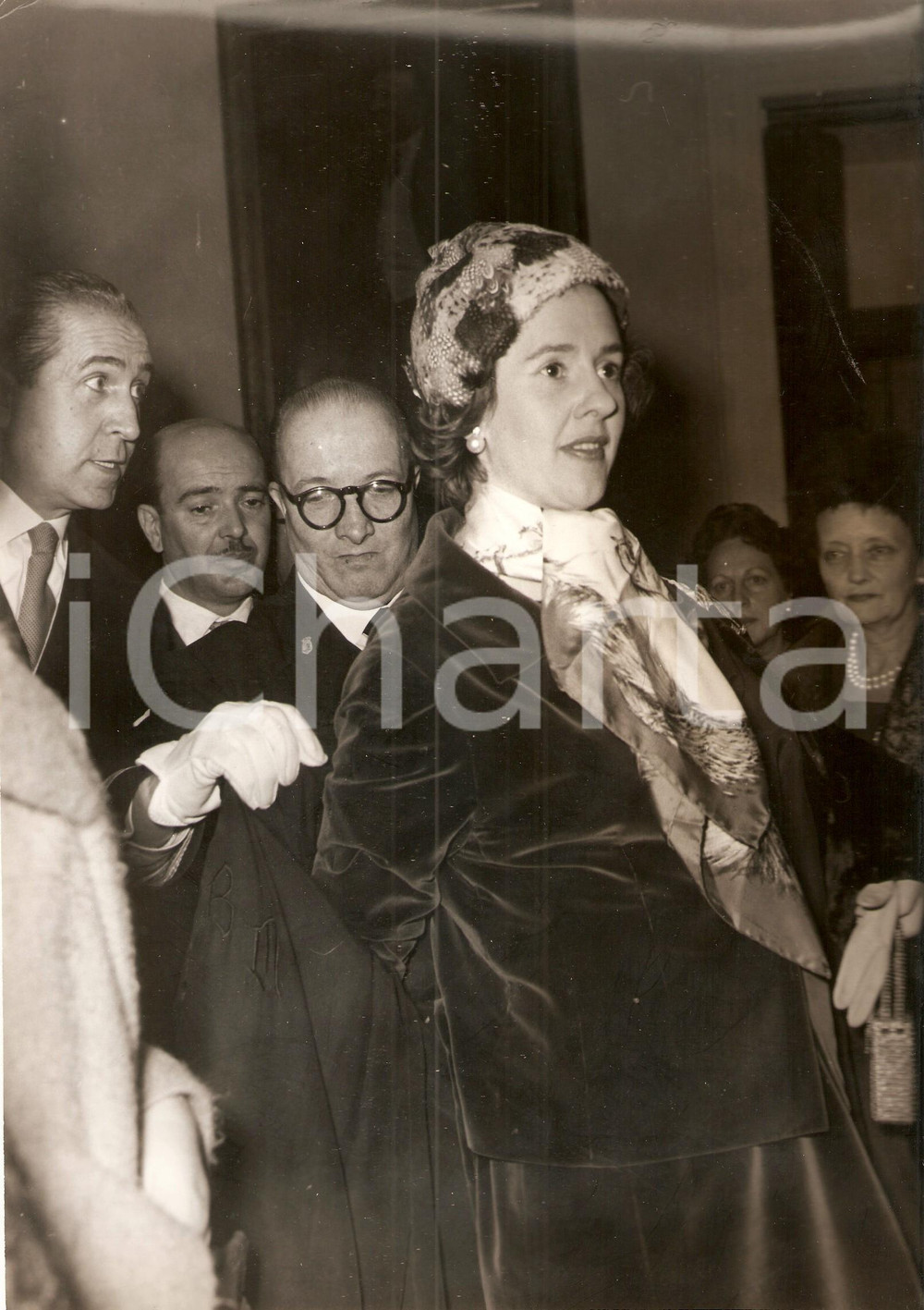 Fotografia d epoca originale 1960 MADRID Fabiola MORA Y ARAGON indossa un mantello aiutata dal suo seguito 2 1