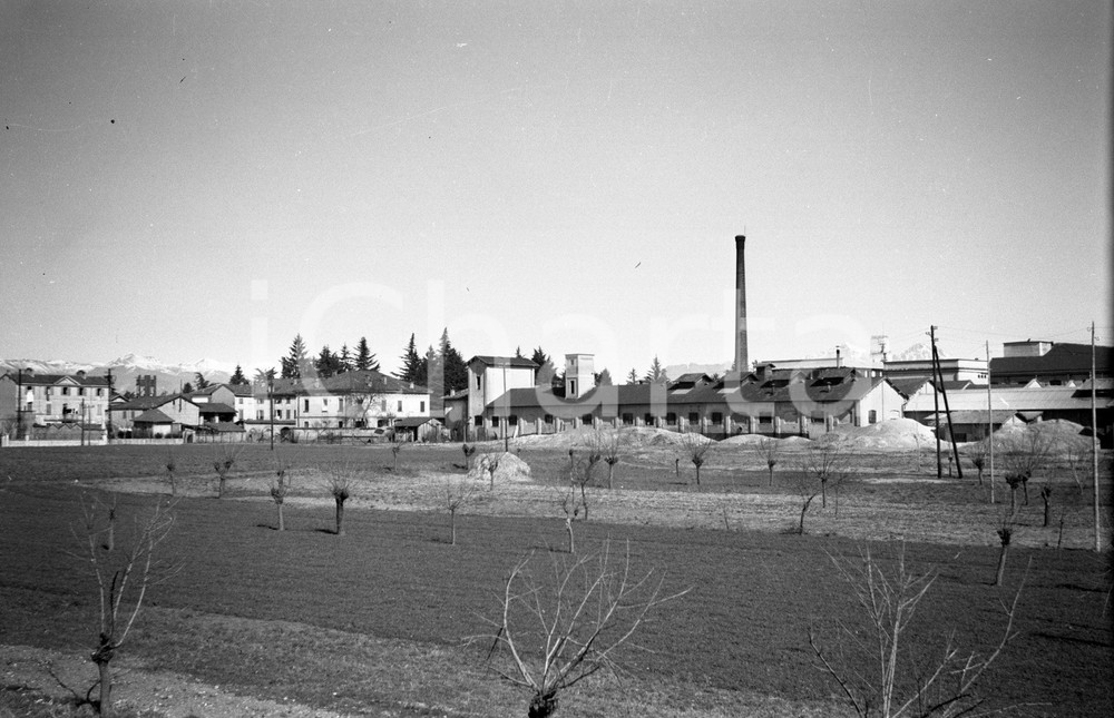 1944 CARATE BRIANZA panorama con fabbrica NEGATIVO ORIGINALE 1 Negativo originale d'epoca in bianco e nero su pellicola.Per i diritti rivolgersi a ICharta.ICharta mette in vendita, sul negozio eBay e in esclusiva sul sito "icharta" il proprio archivio composto da numerose diapositive e negativi fotografici d'epoca, tutti originali e autentici.Si tratta di uno sguardo inedito sull'attualità, la politica, la vita quotidiana, il gossip e la cultura, che fotografa il cambiamento della nazione (e non solo) tra il 1890 ed il 1990 circa. Un'occasione unica per il mercato del collezionismo, che vede finalmente disponibile un archivio eccezionale per vastità, tematiche e condizioni, in un settore (il negativo fotografico e la diapositiva) di assoluta novità e dalle interessanti prospettive di investimento. CONDIZIONI:FAIR/discretoFORMATO: cm 6 x 9 originale e autentica 1