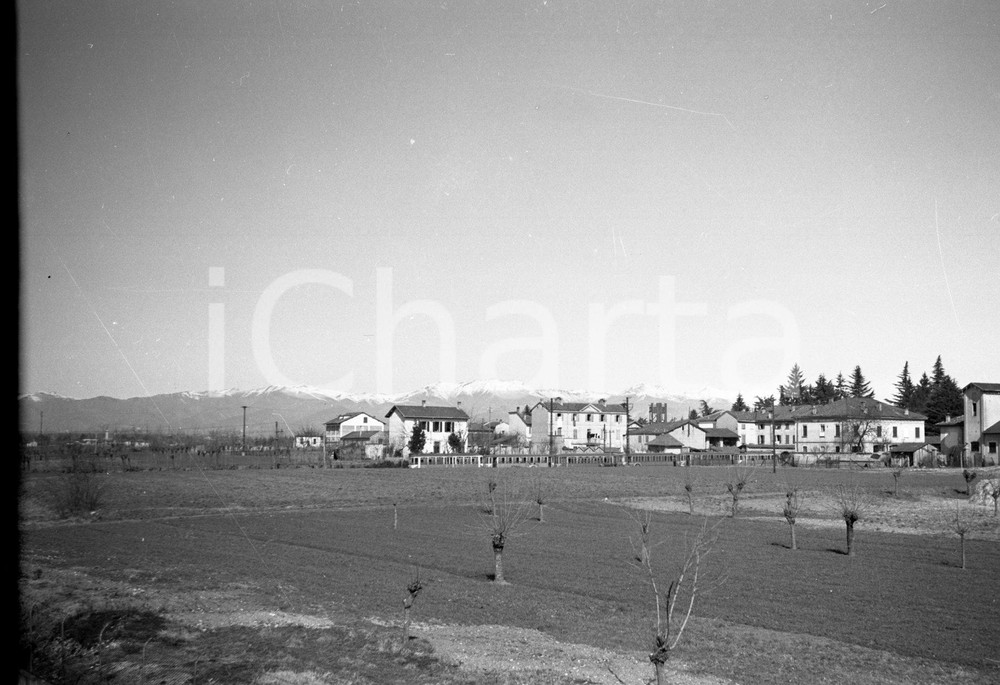 1944 CARATE BRIANZA panorama della periferia NEGATIVO ORIGINALE Negativo originale d'epoca in bianco e nero su pellicola.Per i diritti rivolgersi a ICharta.ICharta mette in vendita, sul negozio eBay e in esclusiva sul sito "icharta" il proprio archivio composto da numerose diapositive e negativi fotografici d'epoca, tutti originali e autentici.Si tratta di uno sguardo inedito sull'attualità, la politica, la vita quotidiana, il gossip e la cultura, che fotografa il cambiamento della nazione (e non solo) tra il 1890 ed il 1990 circa. Un'occasione unica per il mercato del collezionismo, che vede finalmente disponibile un archivio eccezionale per vastità, tematiche e condizioni, in un settore (il negativo fotografico e la diapositiva) di assoluta novità e dalle interessanti prospettive di investimento. CONDIZIONI:FAIR/discretoFORMATO: cm 6 x 9 originale e autentica 1