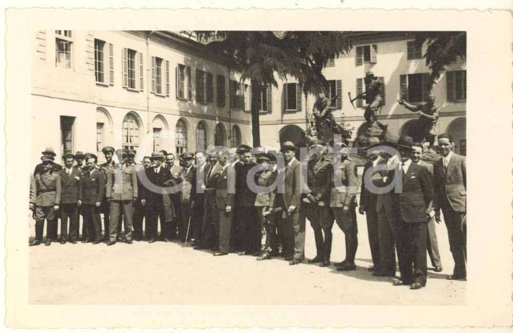 1935 PAVIA Corso addestramento Ufficiali Genio - Visita ufficiali Milano *Foto 2 Fotografia originale d'epoca, in formato cartolina postale, che mostra gli ufficiali di Milano in visita alla Scuola Allievi Ufficiali di Pavia, in occasione di un corso per Ufficiali del Genio in congedo.Didascalia autografa al verso del ten. Ferdinando Corbetta, ritratto nel gruppo. CONDIZIONI:GOOD/buonoFORMATO: 14x9 cm originale e autentica 1