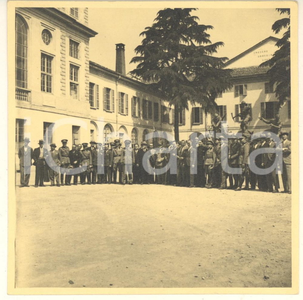 1935 PAVIA Corso addestramento Ufficiali Genio - Visita ufficiali Milano *Foto 5 Fotografia originale d'epoca, che mostra gli ufficiali di Milano in visita alla Scuola Allievi Ufficiali di Pavia, in occasione di un corso per Ufficiali del Genio in congedo.Didascalia manoscritta al verso, con data. CONDIZIONI:GOOD/buonoFORMATO: 12,5x12,5 cm originale e autentica 1
