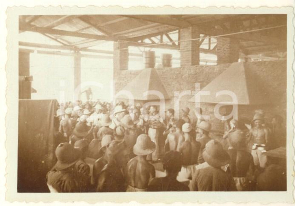 1936 AOI ETIOPIA Visita re Vittorio Emanuele III - Panificio  *Foto 9x6 cm Fotografia originale d'epoca, con didascalia manoscritta al verso. CONDIZIONI:GOOD/buonoFORMATO: 8x6 cm originale e autentica 1
