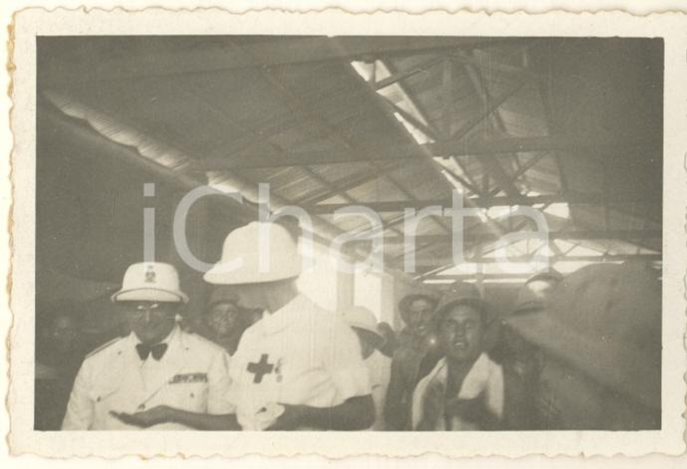 1936 AOI ETIOPIA Visita re Vittorio Emanuele III - Panificio  *Foto 9x6 cm (2) Fotografia originale d'epoca, con didascalia manoscritta al verso. CONDIZIONI:GOOD/buonoFORMATO: 8x6 cm originale e autentica 1