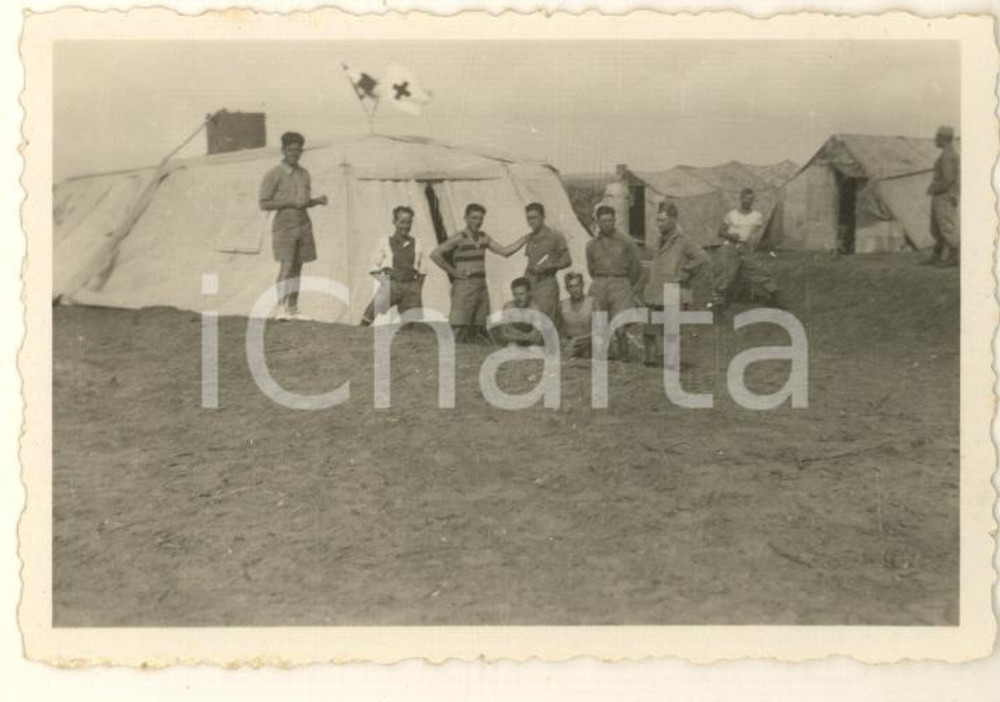 1935 AOI ETIOPIA Un piccolo ospedale da campo *Foto ANIMATA 9x6 cm Fotografia originale d'epoca, con didascalia manoscritta al verso. CONDIZIONI:GOOD/buonoFORMATO: 9x6 cm originale e autentica 1