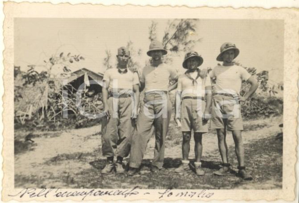 1936 AOI SOMALIA Soldati italiani in un accampamento  *Foto 9x6 cm Fotografia originale d'epoca, con didascalia manoscritta al verso. CONDIZIONI:POOR/danneggiato vasto residuo cartaceo al verso; lievi brunitureFORMATO: 9x6 cm originale e autentica 1