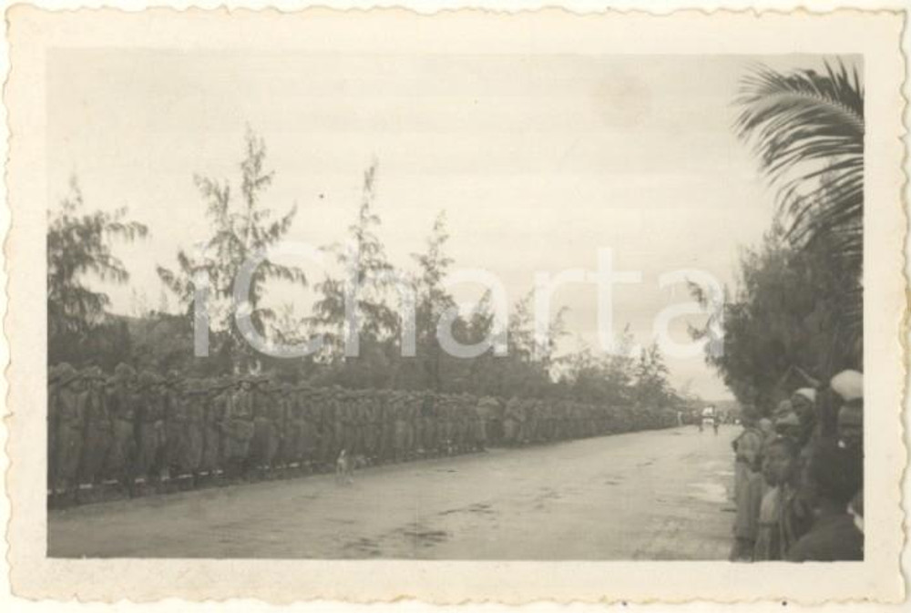 1936 AOI MOGADISCIO SOMALIA Viale Littorio - Rivista soldati italiani *Foto 9x6 Fotografia originale d'epoca, con didascalia manoscritta al verso. CONDIZIONI:GOOD/buonoFORMATO: 9x6 cm originale e autentica 1