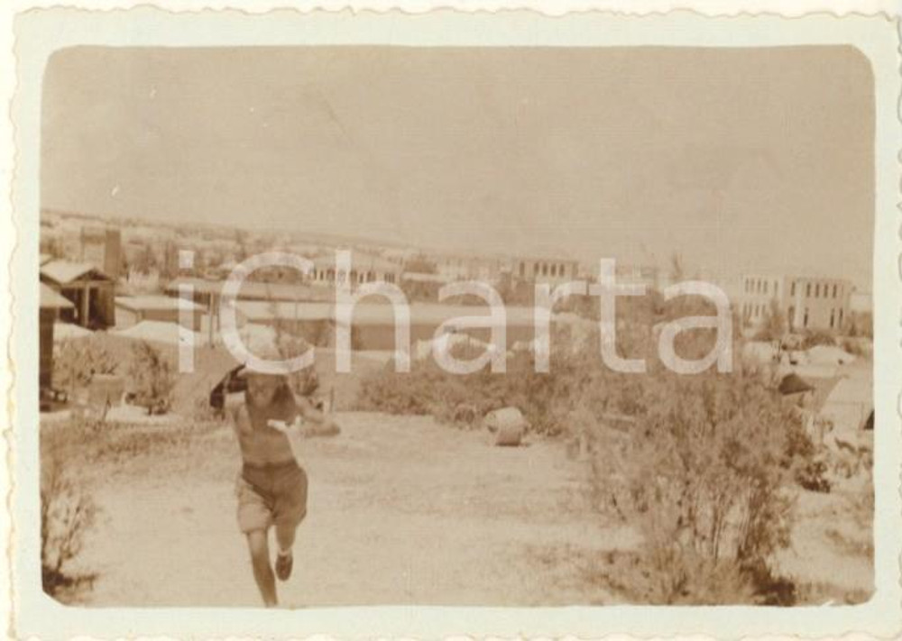 1936 AOI ETIOPIA ? Soldato italiano corre in un accampamento *Foto 9x6 cm Fotografia originale d'epoca, con didascalia manoscritta al verso. CONDIZIONI:GOOD/buonoFORMATO: 9x6 cm originale e autentica 1