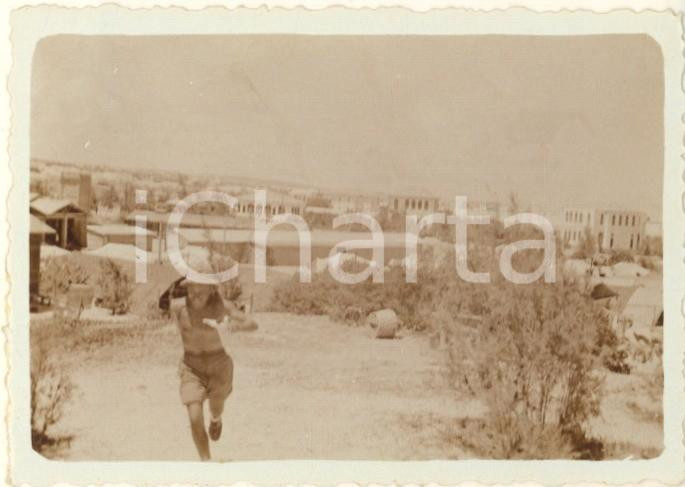 Fotografia d epoca originale 1936 AOI ETIOPIA ? Soldato italiano corre in un accampamento Foto 9x6 cm 1