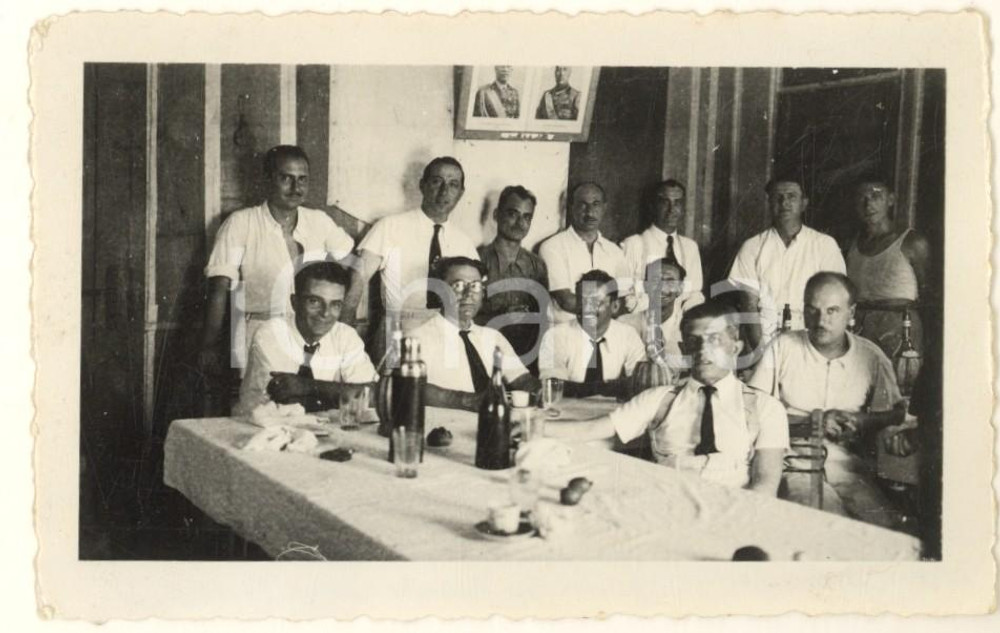1936 AOI MOGADISCIO R. Esercito - Mensa della 10^ Sezione Panettieri *Foto 9x6 Fotografia originale d'epoca, con didascalia manoscritta al verso.Sono indicati i nominativi dei militari: Iacona, Zualli, Marcacci, Bottazzi, Magroni, Ognibene, Mazzucco, Invitato, Capanna, Roncagliolo e Palomba. CONDIZIONI:GOOD/buonoFORMATO: 9x6 cm originale e autentica 1