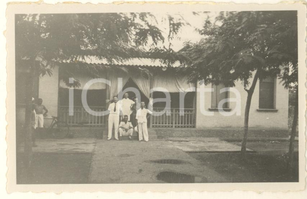 Fotografia d epoca originale 1936 AOI VILLABRUZZI SOMALIA Ufficiali italiani davanti allo spaccio Foto 9x6 1