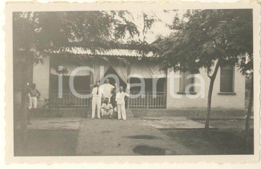 Fotografia d epoca originale 1936 AOI VILLABRUZZI SOMALIA Ufficiali italiani davanti allo spaccio Foto 9x6 1