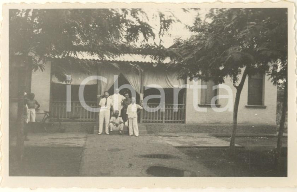 Fotografia d epoca originale 1936 AOI VILLABRUZZI SOMALIA Ufficiali italiani davanti allo spaccio Foto 9x6 1