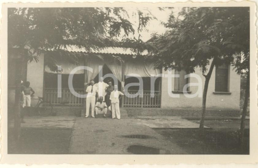 Fotografia d epoca originale 1936 AOI VILLABRUZZI SOMALIA Ufficiali italiani davanti allo spaccio Foto 9x6 1