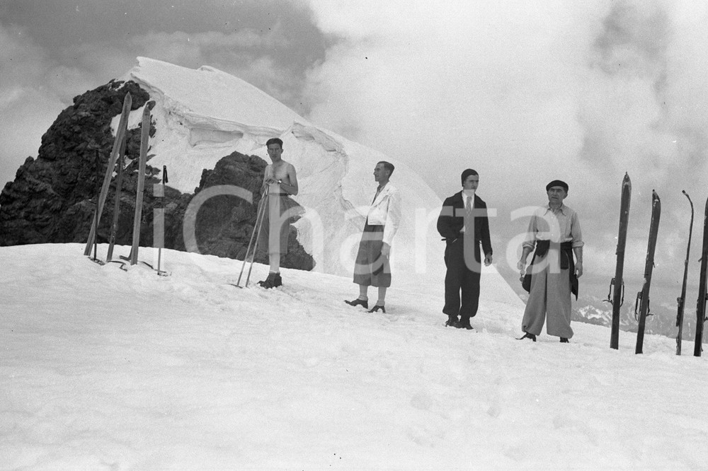 1938 STELVIO sul ghiacciaio del Livrio  NEGATIVO ORIGINALE 2 Negativo originale d'epoca in bianco e nero su pellicola.Per i diritti rivolgersi a ICharta.ICharta mette in vendita, sul negozio eBay e in esclusiva sul sito "icharta" il proprio archivio composto da numerose diapositive e negativi fotografici d'epoca, tutti originali e autentici.Si tratta di uno sguardo inedito sull'attualità, la politica, la vita quotidiana, il gossip e la cultura, che fotografa il cambiamento della nazione (e non solo) tra il 1890 ed il 1990 circa. Un'occasione unica per il mercato del collezionismo, che vede finalmente disponibile un archivio eccezionale per vastità, tematiche e condizioni, in un settore (il negativo fotografico e la diapositiva) di assoluta novità e dalle interessanti prospettive di investimento. CONDIZIONI:FAIR/discretoFORMATO: cm 6 x 9 originale e autentica 1