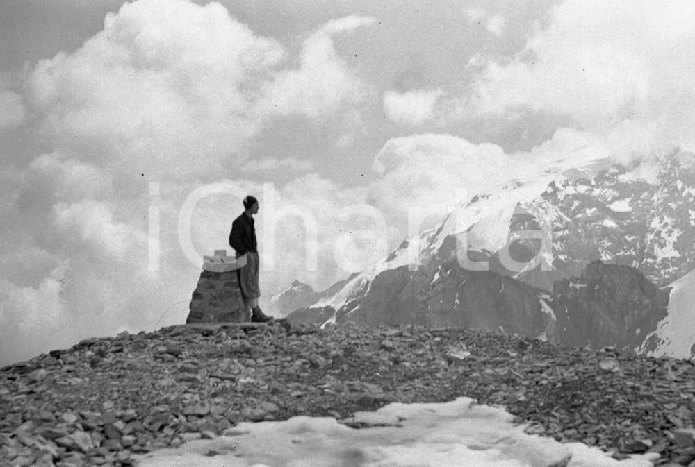 1938 STELVIO uno sguardo verso le montagne NEGATIVO ORIGINALE Negativo originale d'epoca in bianco e nero su pellicola.Per i diritti rivolgersi a ICharta.ICharta mette in vendita, sul negozio eBay e in esclusiva sul sito "icharta" il proprio archivio composto da numerose diapositive e negativi fotografici d'epoca, tutti originali e autentici.Si tratta di uno sguardo inedito sull'attualità, la politica, la vita quotidiana, il gossip e la cultura, che fotografa il cambiamento della nazione (e non solo) tra il 1890 ed il 1990 circa. Un'occasione unica per il mercato del collezionismo, che vede finalmente disponibile un archivio eccezionale per vastità, tematiche e condizioni, in un settore (il negativo fotografico e la diapositiva) di assoluta novità e dalle interessanti prospettive di investimento. CONDIZIONI:FAIR/discretoFORMATO: cm 6 x 9 originale e autentica 1