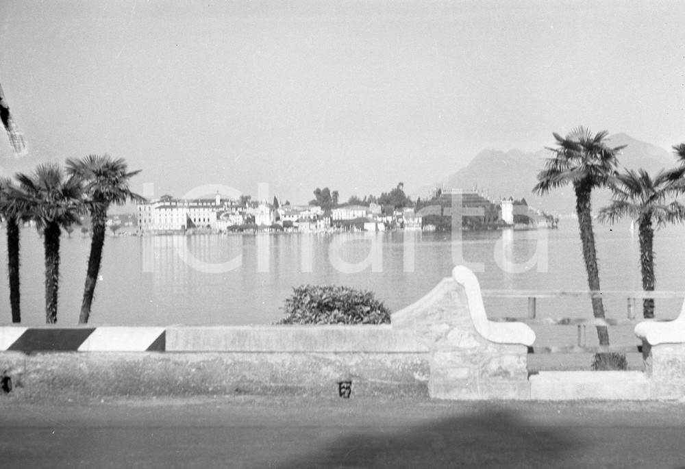1939 STRESA Isola Bella vista da riva NEGATIVO ORIGINALE Negativo originale d'epoca in bianco e nero su pellicola.Per i diritti rivolgersi a ICharta.ICharta mette in vendita, sul negozio eBay e in esclusiva sul sito "icharta" il proprio archivio composto da numerose diapositive e negativi fotografici d'epoca, tutti originali e autentici.Si tratta di uno sguardo inedito sull'attualità, la politica, la vita quotidiana, il gossip e la cultura, che fotografa il cambiamento della nazione (e non solo) tra il 1890 ed il 1990 circa. Un'occasione unica per il mercato del collezionismo, che vede finalmente disponibile un archivio eccezionale per vastità, tematiche e condizioni, in un settore (il negativo fotografico e la diapositiva) di assoluta novità e dalle interessanti prospettive di investimento. CONDIZIONI:FAIR/discretoFORMATO: cm 6 x 9 originale e autentica 1