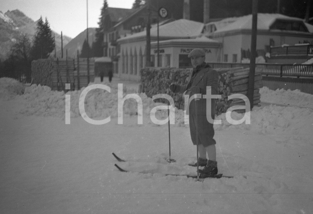 1940 MADONNA DI CAMPIGLIO Uno sciatore in paese NEGATIVO ORIGINALE Negativo originale d'epoca in bianco e nero su pellicola.Per i diritti rivolgersi a ICharta.ICharta mette in vendita, sul negozio eBay e in esclusiva sul sito "icharta" il proprio archivio composto da numerose diapositive e negativi fotografici d'epoca, tutti originali e autentici.Si tratta di uno sguardo inedito sull'attualità, la politica, la vita quotidiana, il gossip e la cultura, che fotografa il cambiamento della nazione (e non solo) tra il 1890 ed il 1990 circa. Un'occasione unica per il mercato del collezionismo, che vede finalmente disponibile un archivio eccezionale per vastità, tematiche e condizioni, in un settore (il negativo fotografico e la diapositiva) di assoluta novità e dalle interessanti prospettive di investimento. CONDIZIONI:FAIR/discretoFORMATO: cm 6 x 9 originale e autentica 1
