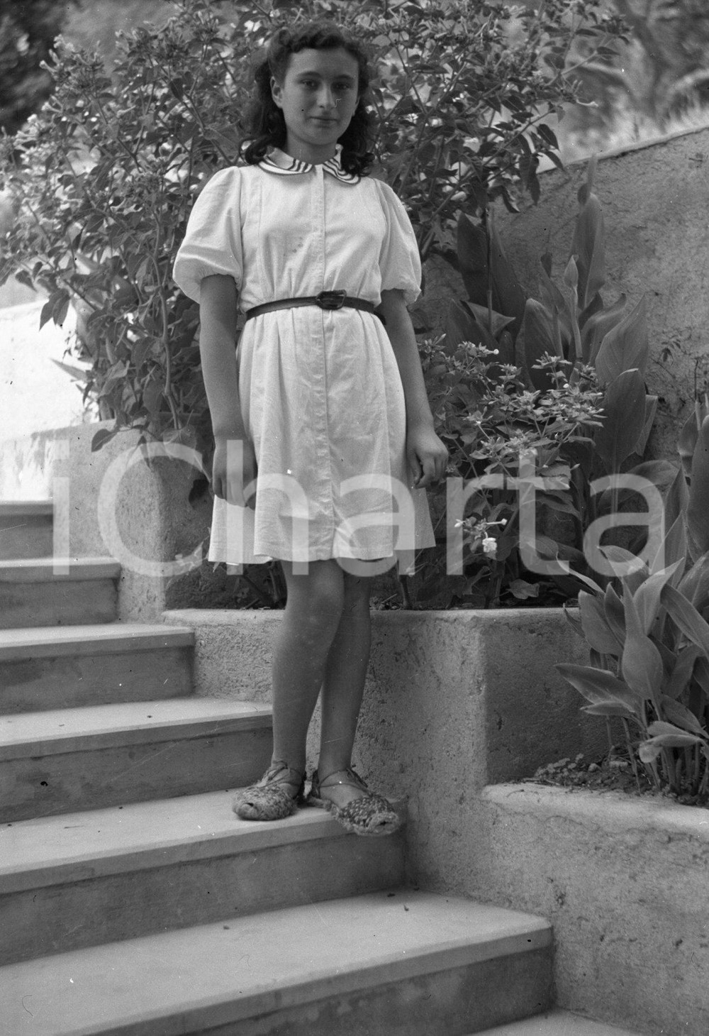 1941 GESSO GIBISSO (ME) Ritratto di giovane donna NEGATIVO ORIGINALE Negativo originale d'epoca in bianco e nero su pellicola.Per i diritti rivolgersi a ICharta.ICharta mette in vendita, sul negozio eBay e in esclusiva sul sito "icharta" il proprio archivio composto da numerose diapositive e negativi fotografici d'epoca, tutti originali e autentici.Si tratta di uno sguardo inedito sull'attualità, la politica, la vita quotidiana, il gossip e la cultura, che fotografa il cambiamento della nazione (e non solo) tra il 1890 ed il 1990 circa. Un'occasione unica per il mercato del collezionismo, che vede finalmente disponibile un archivio eccezionale per vastità, tematiche e condizioni, in un settore (il negativo fotografico e la diapositiva) di assoluta novità e dalle interessanti prospettive di investimento. CONDIZIONI:FAIR/discretoFORMATO: cm 6 x 9 originale e autentica 1