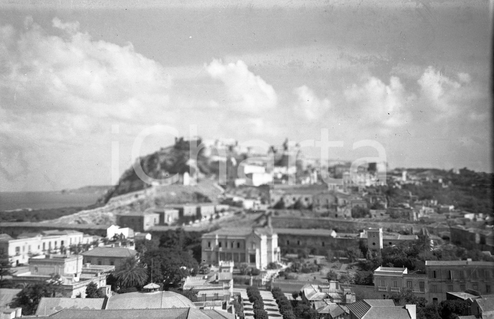 1941 MILAZZO veduta panoramica NEGATIVO ORIGINALE Negativo originale d'epoca in bianco e nero su pellicola.Per i diritti rivolgersi a ICharta.ICharta mette in vendita, sul negozio eBay e in esclusiva sul sito "icharta" il proprio archivio composto da numerose diapositive e negativi fotografici d'epoca, tutti originali e autentici.Si tratta di uno sguardo inedito sull'attualità, la politica, la vita quotidiana, il gossip e la cultura, che fotografa il cambiamento della nazione (e non solo) tra il 1890 ed il 1990 circa. Un'occasione unica per il mercato del collezionismo, che vede finalmente disponibile un archivio eccezionale per vastità, tematiche e condizioni, in un settore (il negativo fotografico e la diapositiva) di assoluta novità e dalle interessanti prospettive di investimento. CONDIZIONI:FAIR/discretoFORMATO: cm 6 x 9 originale e autentica 1