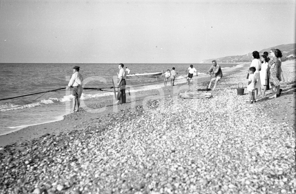 1941 MILAZZO pescatori al lavoro con le reti NEGATIVO ORIGINALE Negativo originale d'epoca in bianco e nero su pellicola.Per i diritti rivolgersi a ICharta.ICharta mette in vendita, sul negozio eBay e in esclusiva sul sito "icharta" il proprio archivio composto da numerose diapositive e negativi fotografici d'epoca, tutti originali e autentici.Si tratta di uno sguardo inedito sull'attualità, la politica, la vita quotidiana, il gossip e la cultura, che fotografa il cambiamento della nazione (e non solo) tra il 1890 ed il 1990 circa. Un'occasione unica per il mercato del collezionismo, che vede finalmente disponibile un archivio eccezionale per vastità, tematiche e condizioni, in un settore (il negativo fotografico e la diapositiva) di assoluta novità e dalle interessanti prospettive di investimento. CONDIZIONI:FAIR/discretoFORMATO: cm 6 x 9 originale e autentica 1
