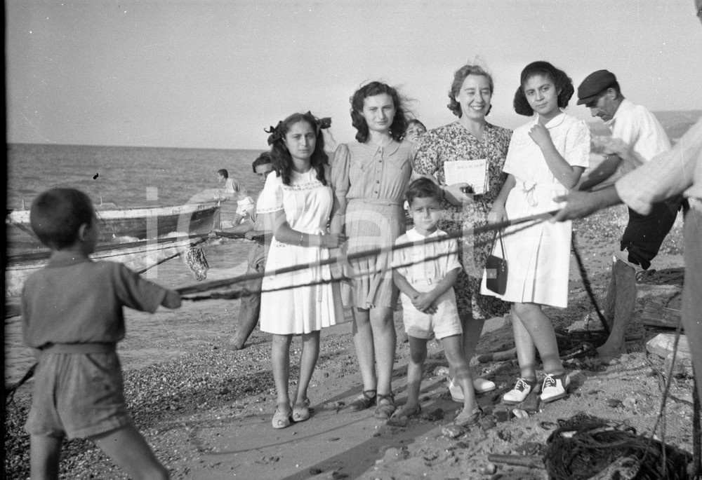 1941 MILAZZO giochi in riva al mare NEGATIVO ORIGINALE Negativo originale d'epoca in bianco e nero su pellicola.Per i diritti rivolgersi a ICharta.ICharta mette in vendita, sul negozio eBay e in esclusiva sul sito "icharta" il proprio archivio composto da numerose diapositive e negativi fotografici d'epoca, tutti originali e autentici.Si tratta di uno sguardo inedito sull'attualità, la politica, la vita quotidiana, il gossip e la cultura, che fotografa il cambiamento della nazione (e non solo) tra il 1890 ed il 1990 circa. Un'occasione unica per il mercato del collezionismo, che vede finalmente disponibile un archivio eccezionale per vastità, tematiche e condizioni, in un settore (il negativo fotografico e la diapositiva) di assoluta novità e dalle interessanti prospettive di investimento. CONDIZIONI:FAIR/discretoFORMATO: cm 6 x 9 originale e autentica 1