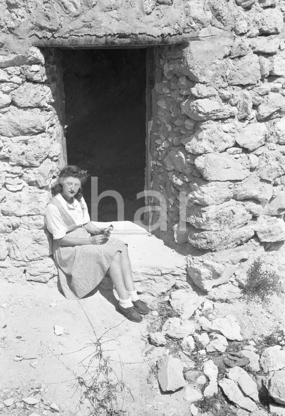 1946 GUARCINO (FR) Ritratto di giovane donna tra le rocce NEGATIVO ORIGINALE 2 Negativo originale d'epoca in bianco e nero su pellicola.Per i diritti rivolgersi a ICharta.ICharta mette in vendita, sul negozio eBay e in esclusiva sul sito "icharta" il proprio archivio composto da numerose diapositive e negativi fotografici d'epoca, tutti originali e autentici.Si tratta di uno sguardo inedito sull'attualità, la politica, la vita quotidiana, il gossip e la cultura, che fotografa il cambiamento della nazione (e non solo) tra il 1890 ed il 1990 circa. Un'occasione unica per il mercato del collezionismo, che vede finalmente disponibile un archivio eccezionale per vastità, tematiche e condizioni, in un settore (il negativo fotografico e la diapositiva) di assoluta novità e dalle interessanti prospettive di investimento. CONDIZIONI:FAIR/discretoFORMATO: cm 6 x 9 originale e autentica 1