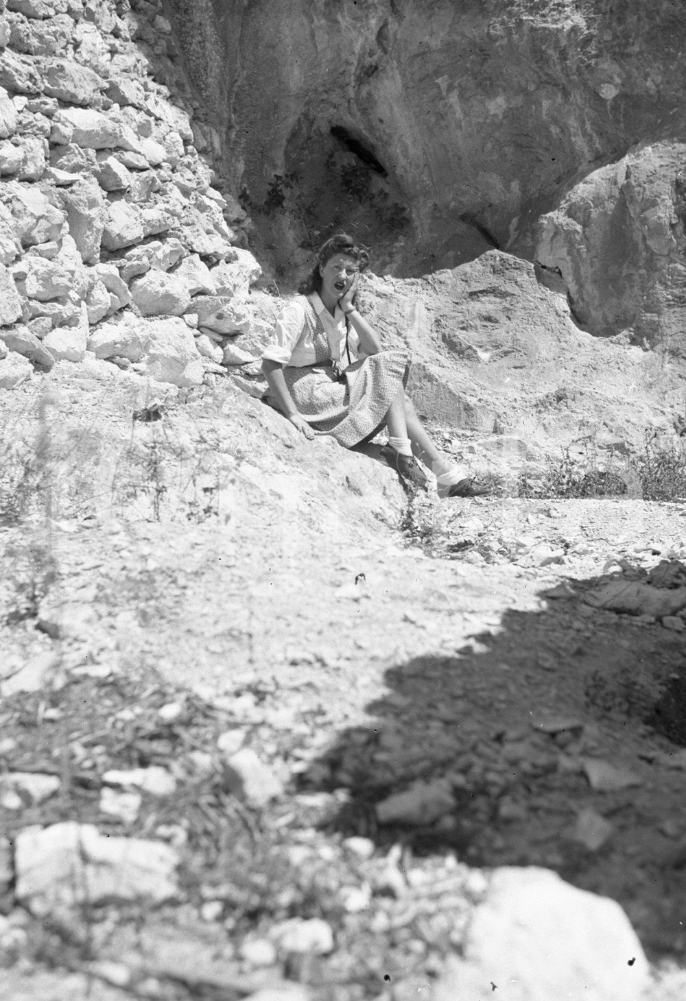 1946 GUARCINO (FR) Giovane donna tra le rocce NEGATIVO ORIGINALE 1 Negativo originale d'epoca in bianco e nero su pellicola.Per i diritti rivolgersi a ICharta.ICharta mette in vendita, sul negozio eBay e in esclusiva sul sito "icharta" il proprio archivio composto da numerose diapositive e negativi fotografici d'epoca, tutti originali e autentici.Si tratta di uno sguardo inedito sull'attualità, la politica, la vita quotidiana, il gossip e la cultura, che fotografa il cambiamento della nazione (e non solo) tra il 1890 ed il 1990 circa. Un'occasione unica per il mercato del collezionismo, che vede finalmente disponibile un archivio eccezionale per vastità, tematiche e condizioni, in un settore (il negativo fotografico e la diapositiva) di assoluta novità e dalle interessanti prospettive di investimento. CONDIZIONI:FAIR/discretoFORMATO: cm 6 x 9 originale e autentica 1