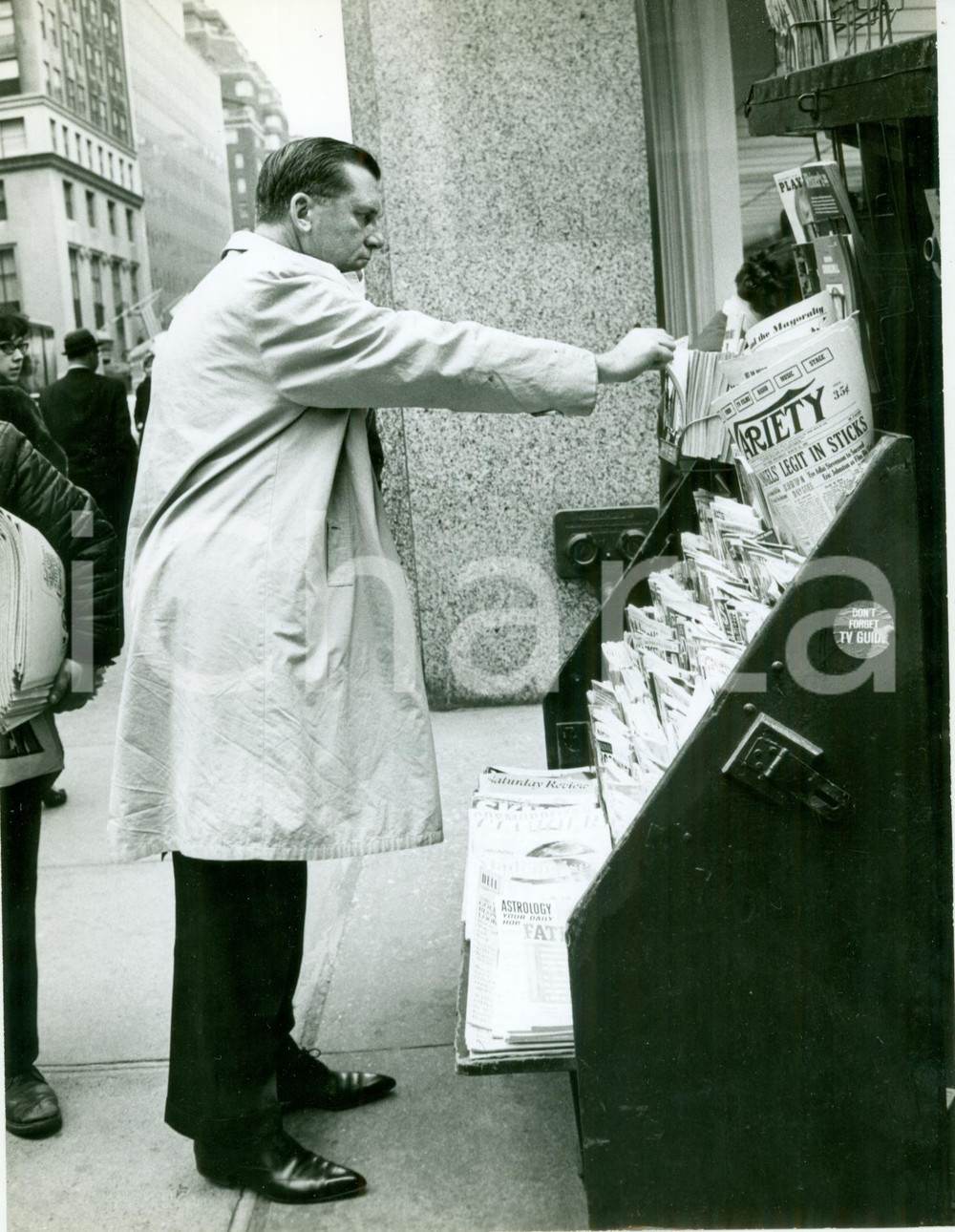 Fotografia d epoca originale 1968 NEW YORK Scrittore Morris WEST acquista una rivista in edicola Foto 1