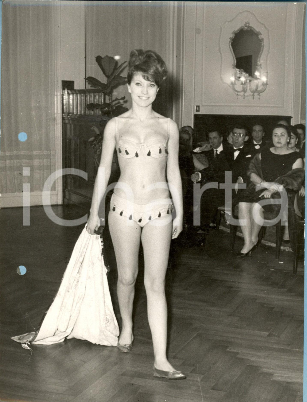 Fotografia d epoca originale 1960 ca MILANO MODA Modella sfila in bikini chiaro con nappe Foto 1