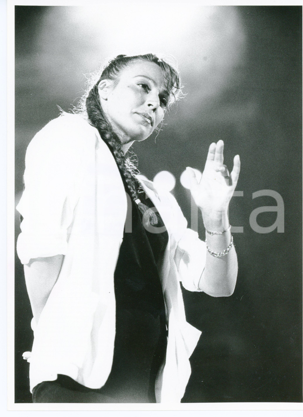 1985 ca COSTUME Viola VALENTINO sul palco *Foto ARTISTICA 18x24 cm Fotografia d'agenzia. CONDIZIONI: FAIR (bassa qualit&agrave; di stampa)FORMATO: 18x24 cm  originale e autentica 1
