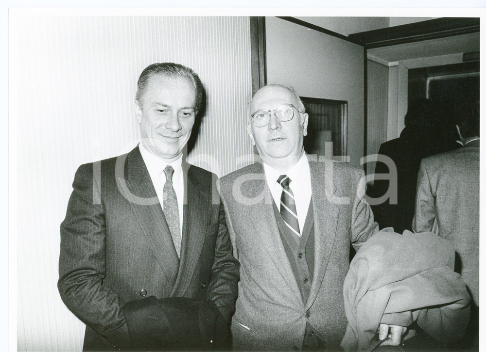 1985 ca MILANO Antonio CONFALONIERI presidente CARIPLO con Sandro MOLINARI Foto Fotografia di agenzia. CONDIZIONI: GFORMATO: 24x18 cm  originale e autentica 1