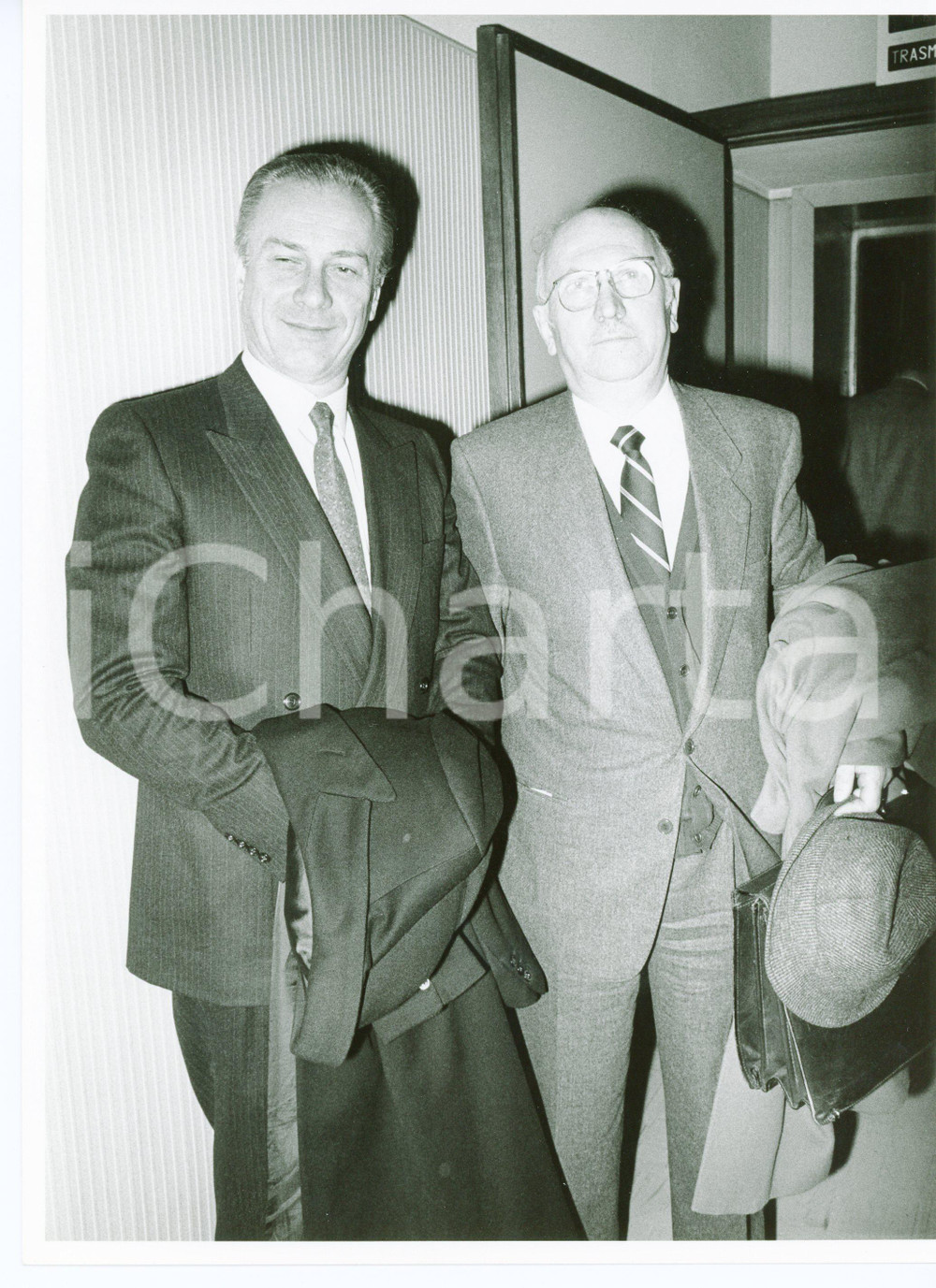 1985 ca MILANO - CARIPLO Sandro MOLINARI con Antonio CONFALONIERI Foto 18x24 cm Fotografia d'agenzia. CONDIZIONI: GFORMATO: 18x24 cm  originale e autentica 1