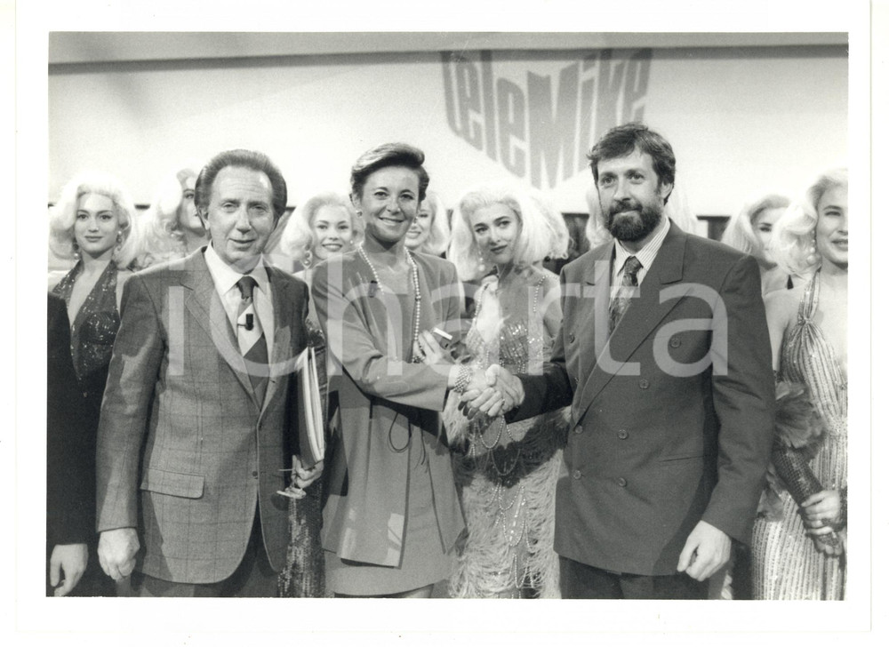 1990 ca CANALE CINQUE - TELEMIKE Mike BONGIORNO Isabella LAMA Giulio MARLIA Fotografia di agenzia. CONDIZIONI: GFORMATO: 24x18 cm  originale e autentica 1